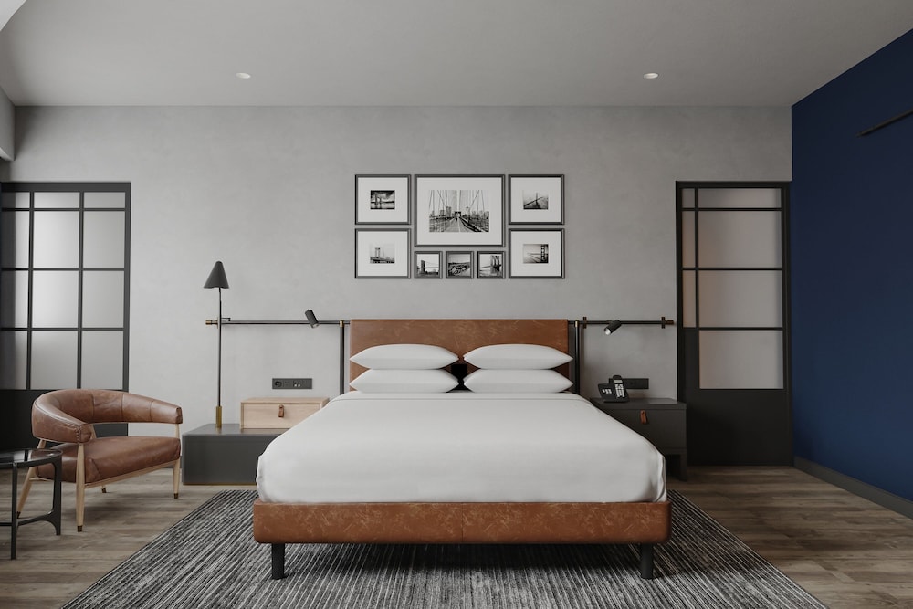 Superior Room, 1 King Bed, City View, Corner photo 3