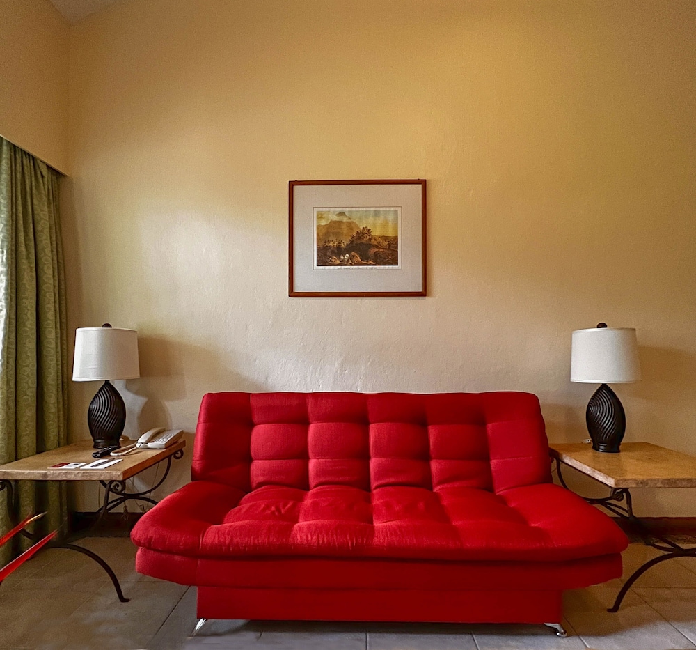 Suite - Photo 13