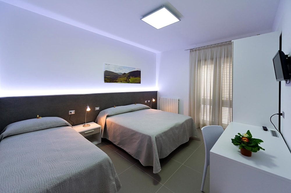 Business Triple Room, Multiple Beds photo 1