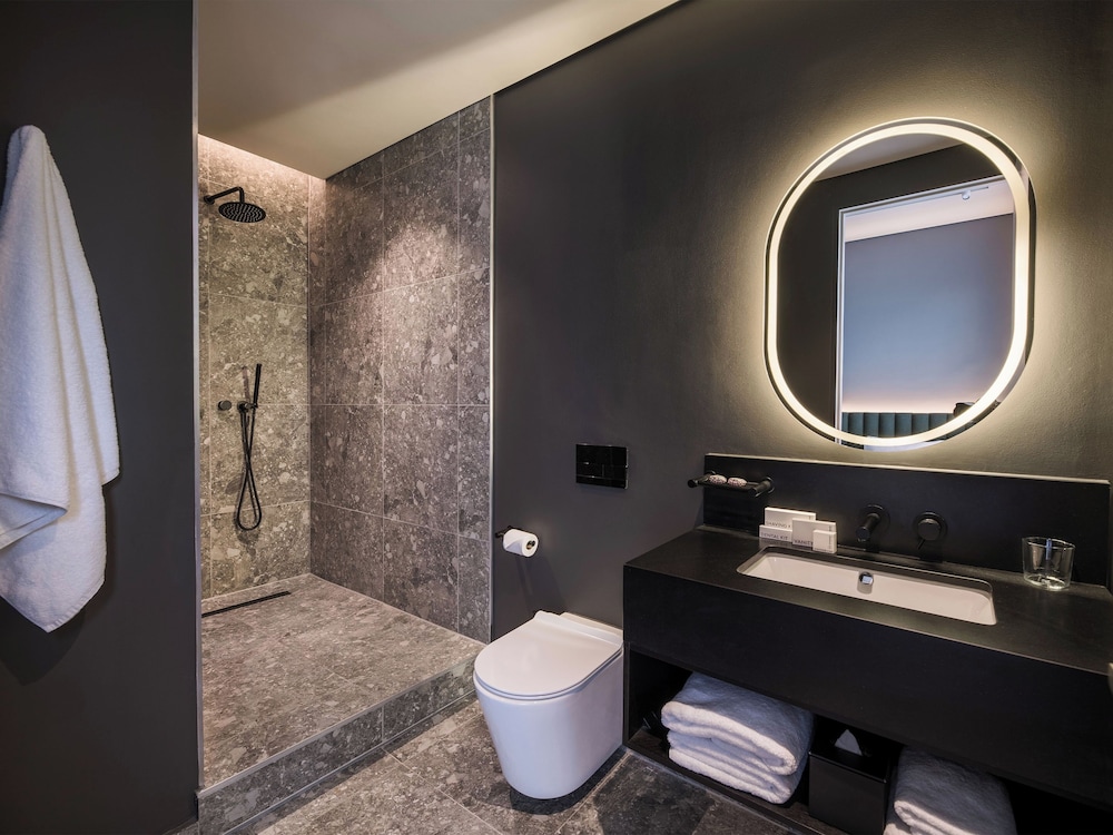 Superior Suite - Photo 13