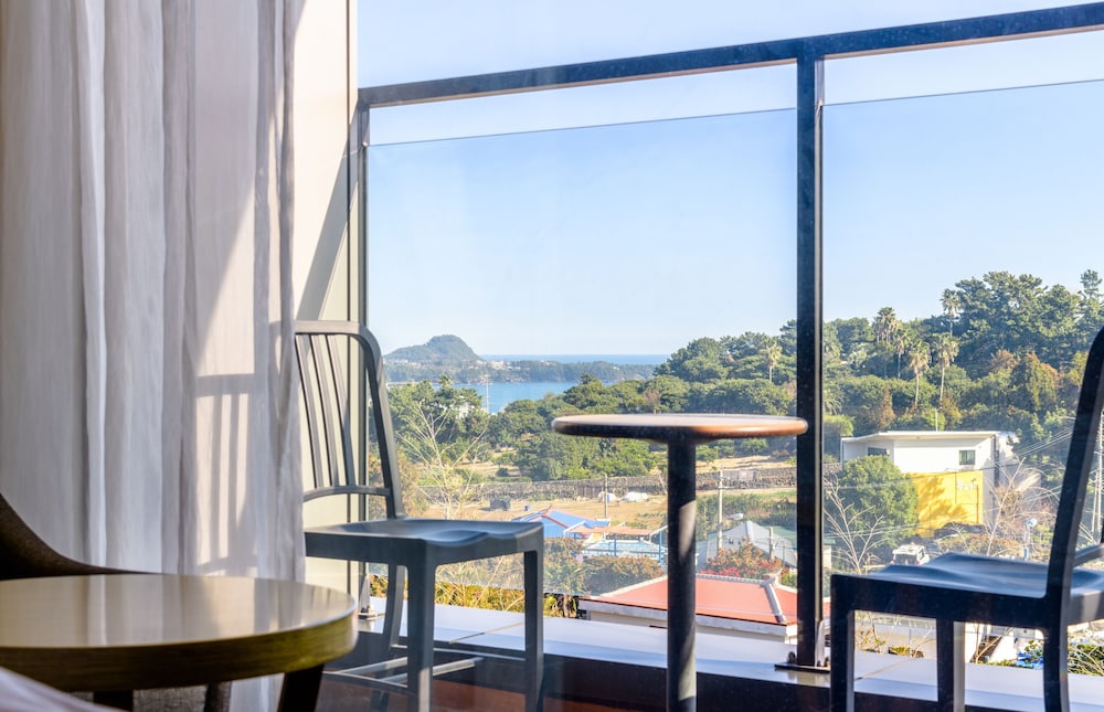 Hollywood Double Terrace, 2 Single Beds Attached (Jeju Local Currency Voucher 10000 KRW / 1per night