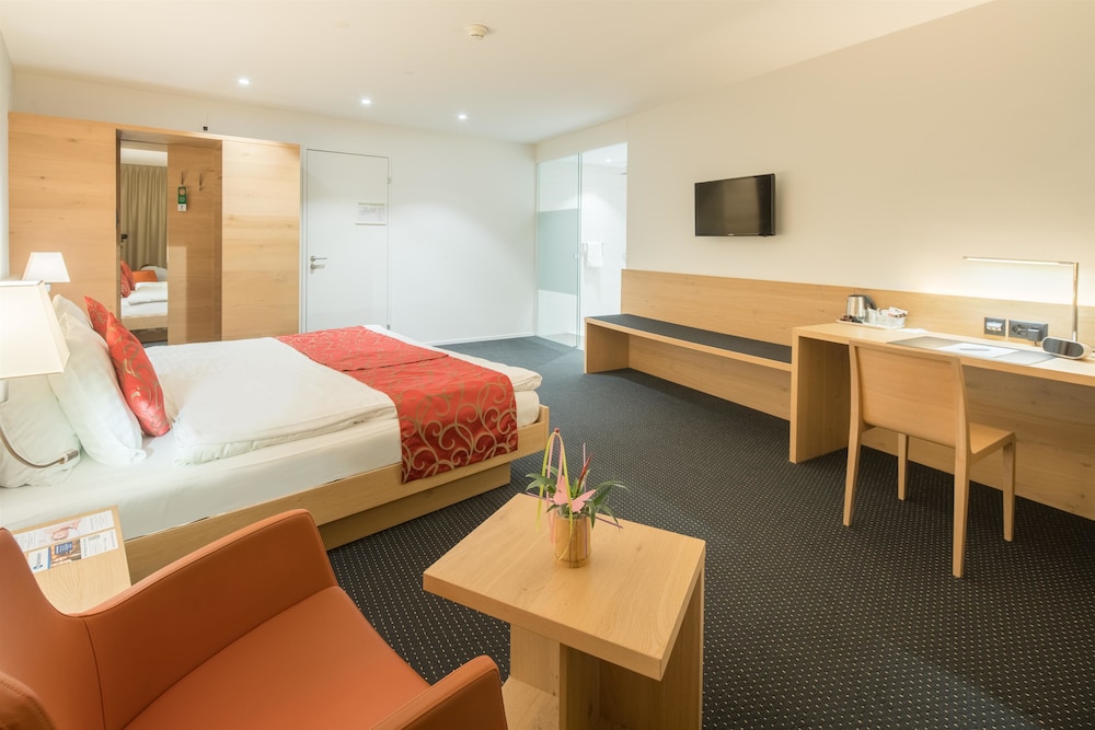Deluxe Room, 1 Double Bed, Balcony, Lake View - Photo 4
