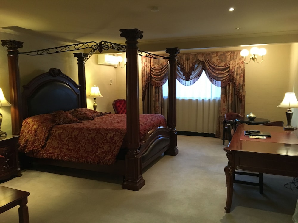 Royal Manor Suite photo 3