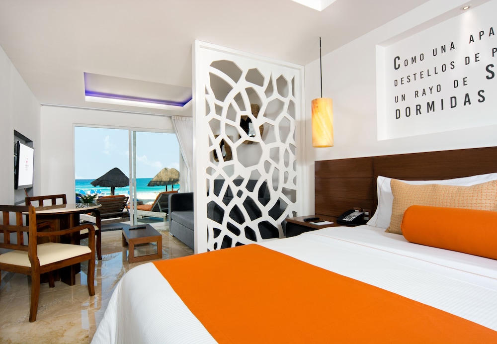Jr Suite swim up ocean view photo 2