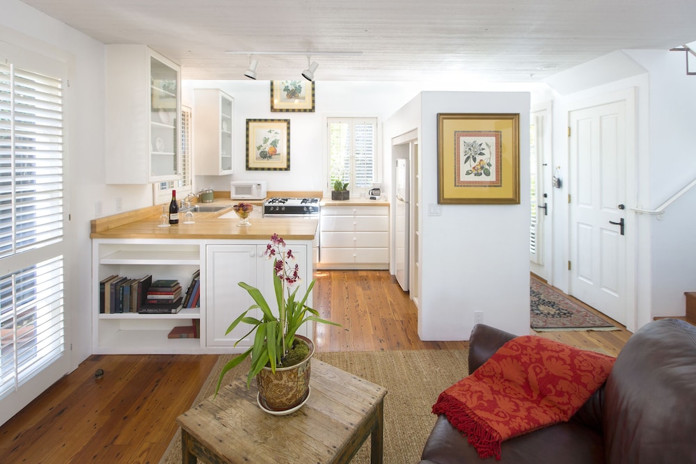 Traditional Suite, 1 King Bed, Kitchen, Fireplace (Pendle Cottage) - Photo 7