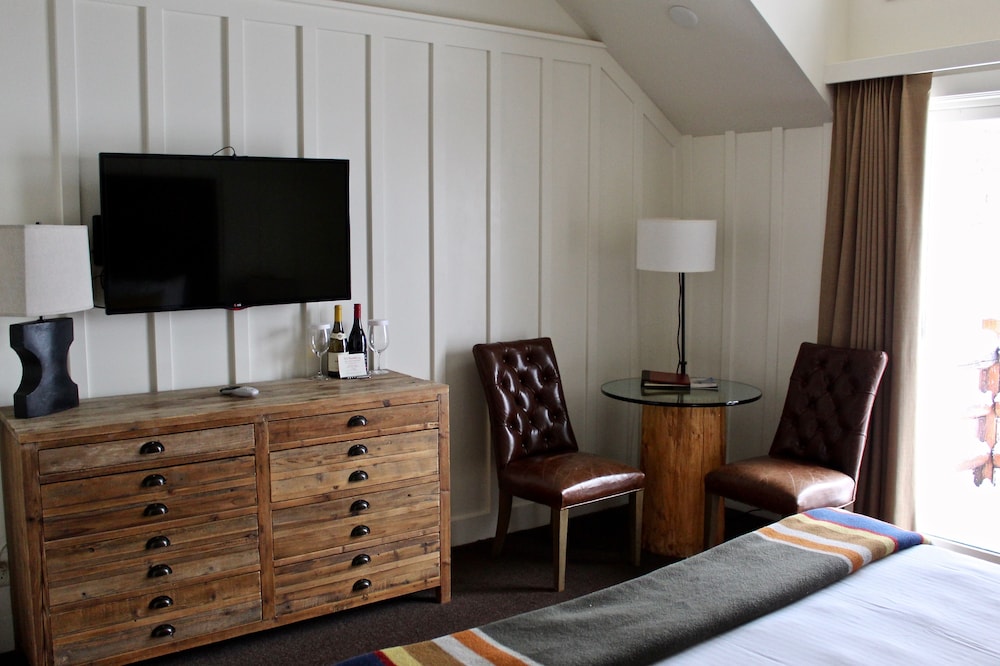 Lakefront Room, 1 King Bed, Balcony photo 3