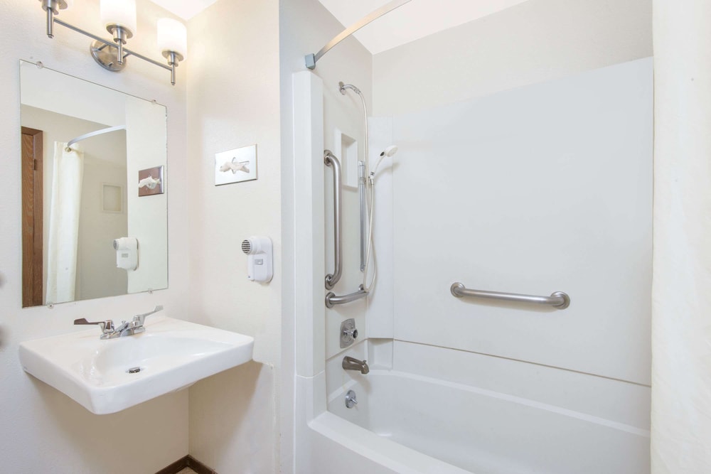 Room, 1 Queen Bed, Accessible, Non Smoking (Bathtub w/ Grab Bars) - Photo 2