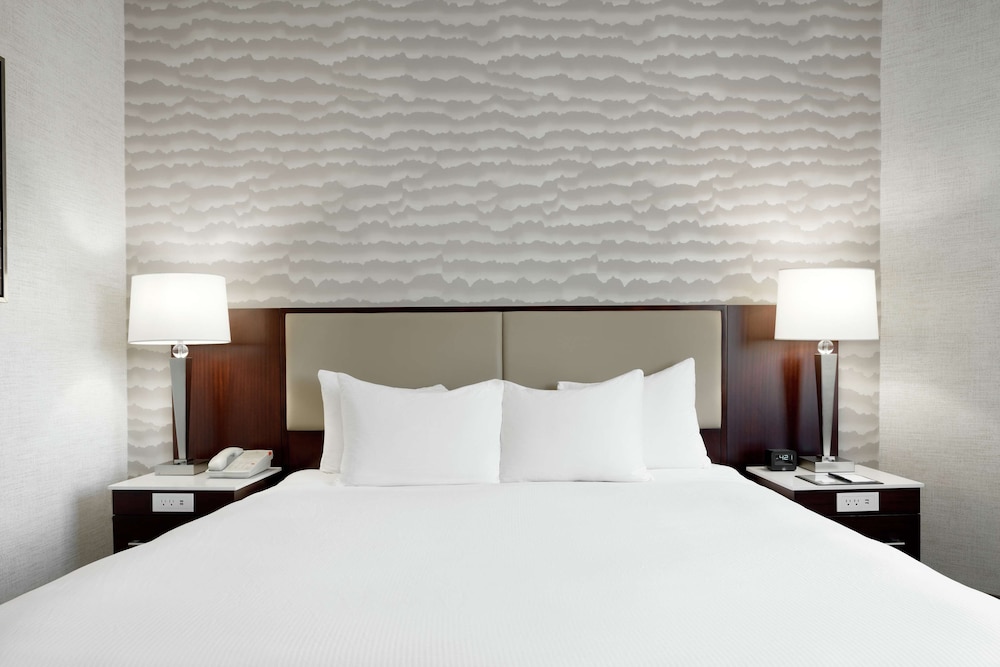One-Bedroom Suite with King Bed & Sofa Bed photo 2