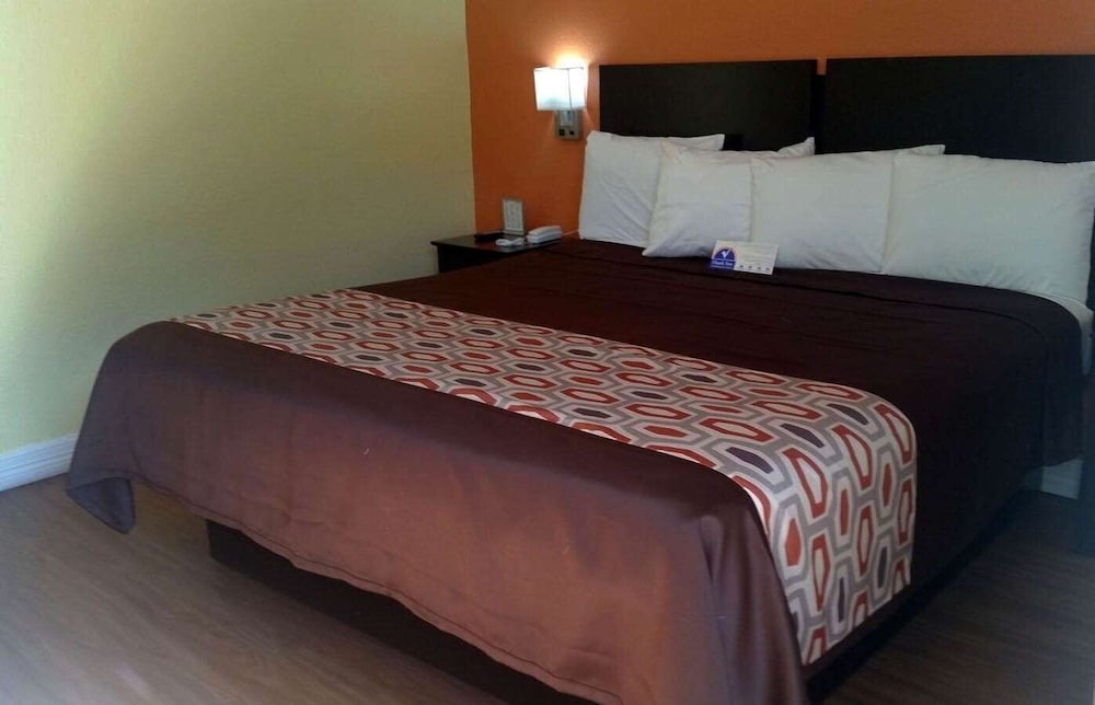Room, 1 King Bed, Smoking (EFFICIENCY) - Photo 3