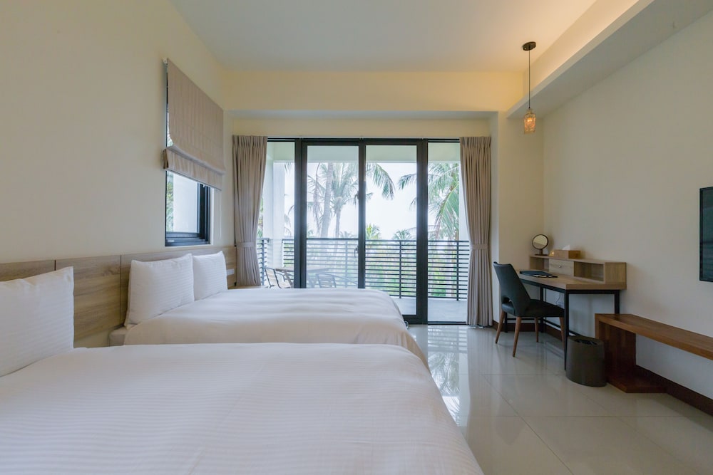 Deluxe Quadruple Room, 2 Queen Beds, Sea View