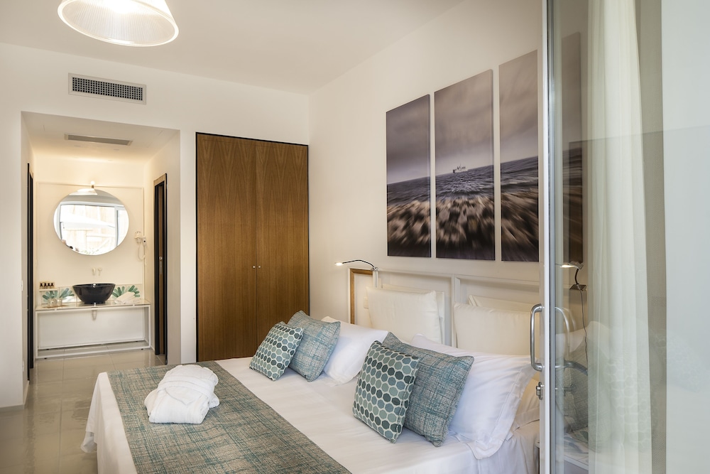 Double Room, Sea View - Photo 3