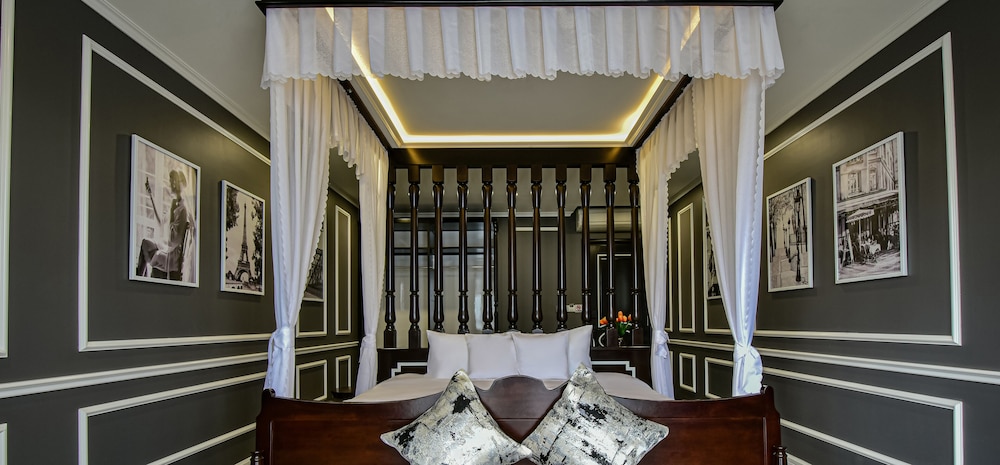 King Suite with Balcony - Photo 6
