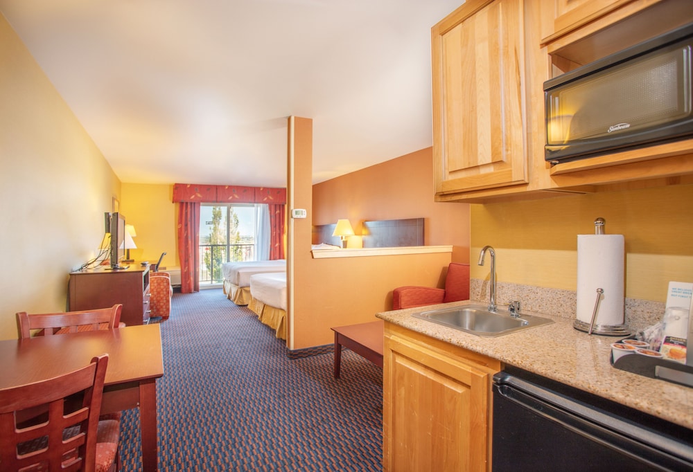 Suite, 1 King Bed, Jetted Tub - Photo 7
