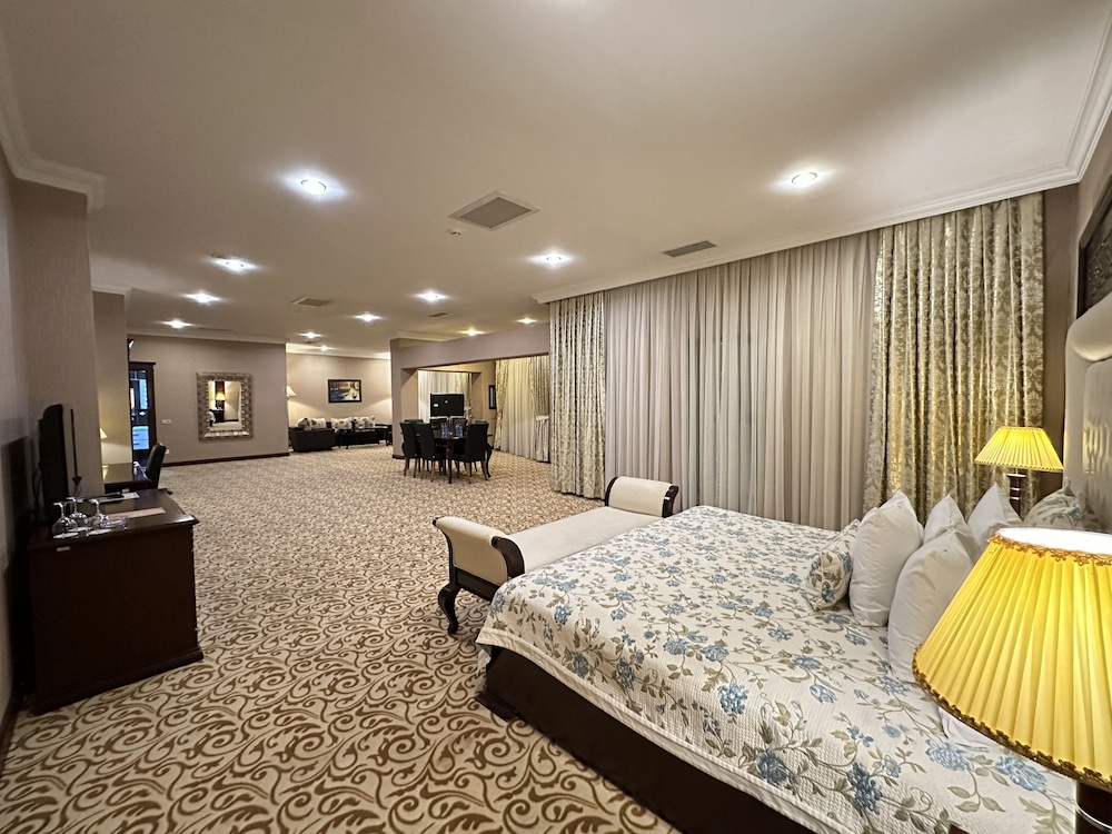 Executive Suite, Bathtub