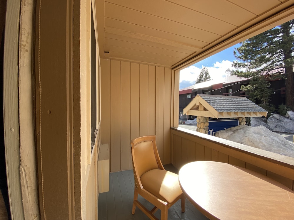 Standard Room, 2 Queen Beds, Balcony, Mountain View photo 2