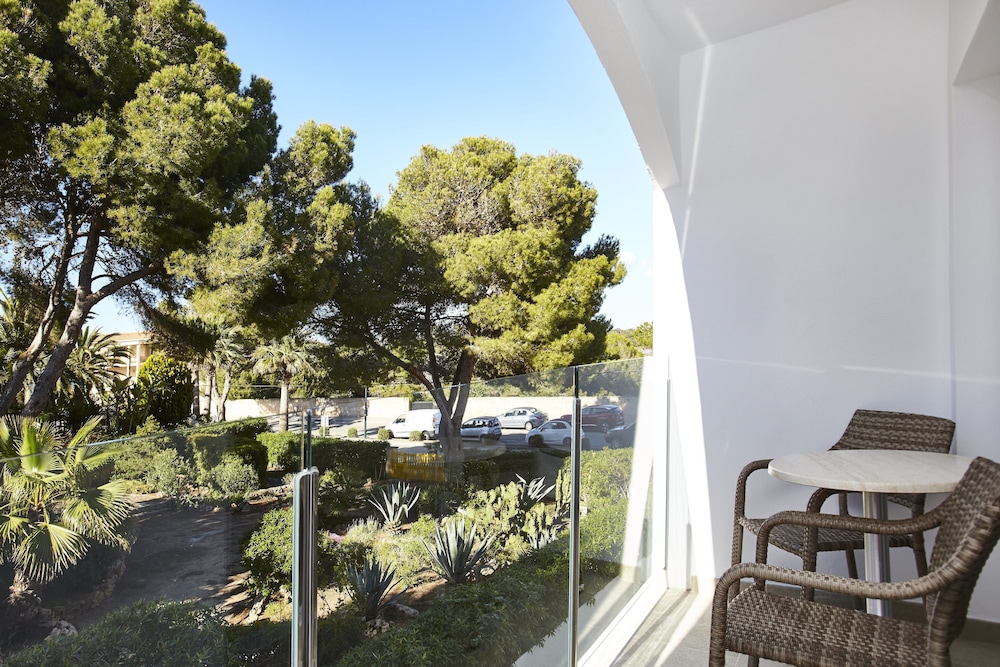 Double Room, Balcony, Garden View thumbnail 5