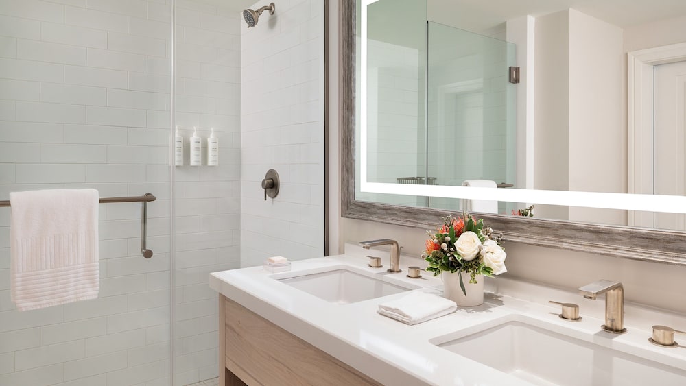 Room, 2 Queen Beds, Accessible (Mobility & Hearing, Roll-In Shower) - Photo 6