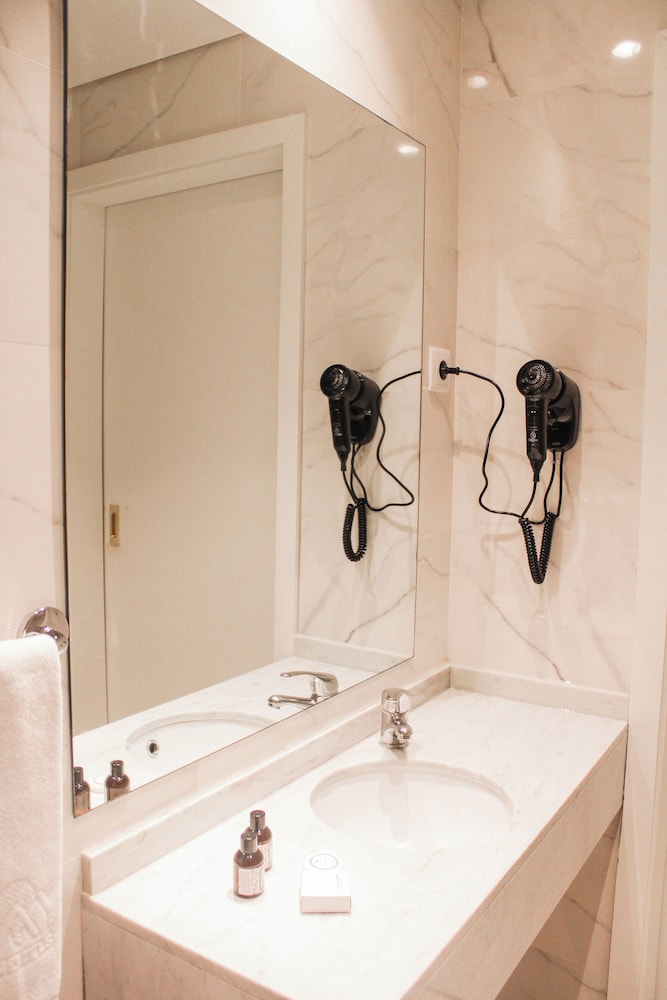 Standard Twin Room - Photo 6