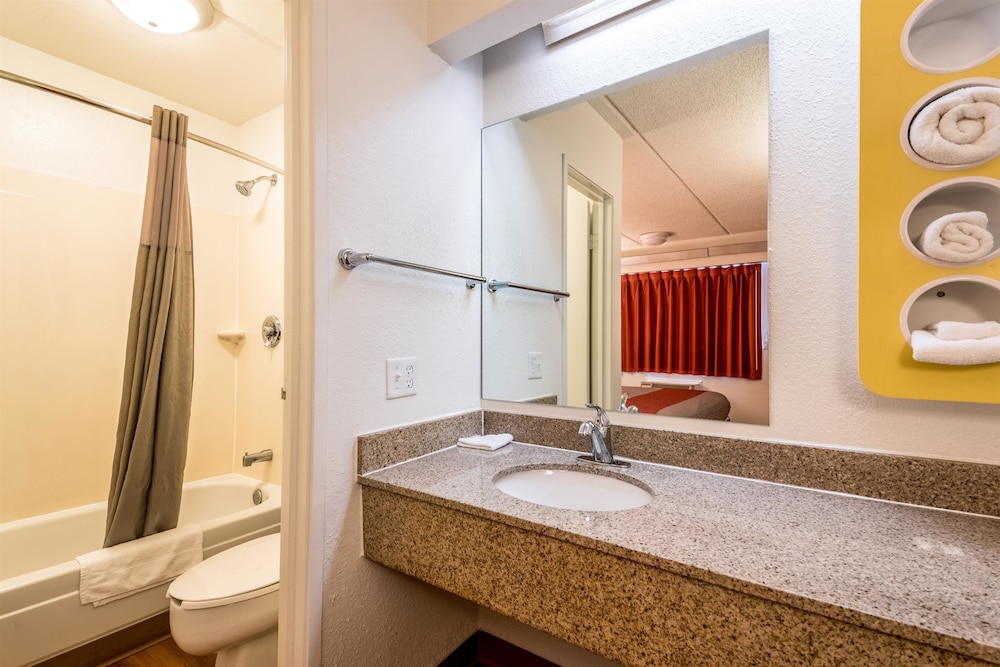 Standard Room, 2 Double Beds, Non Smoking - Photo 6