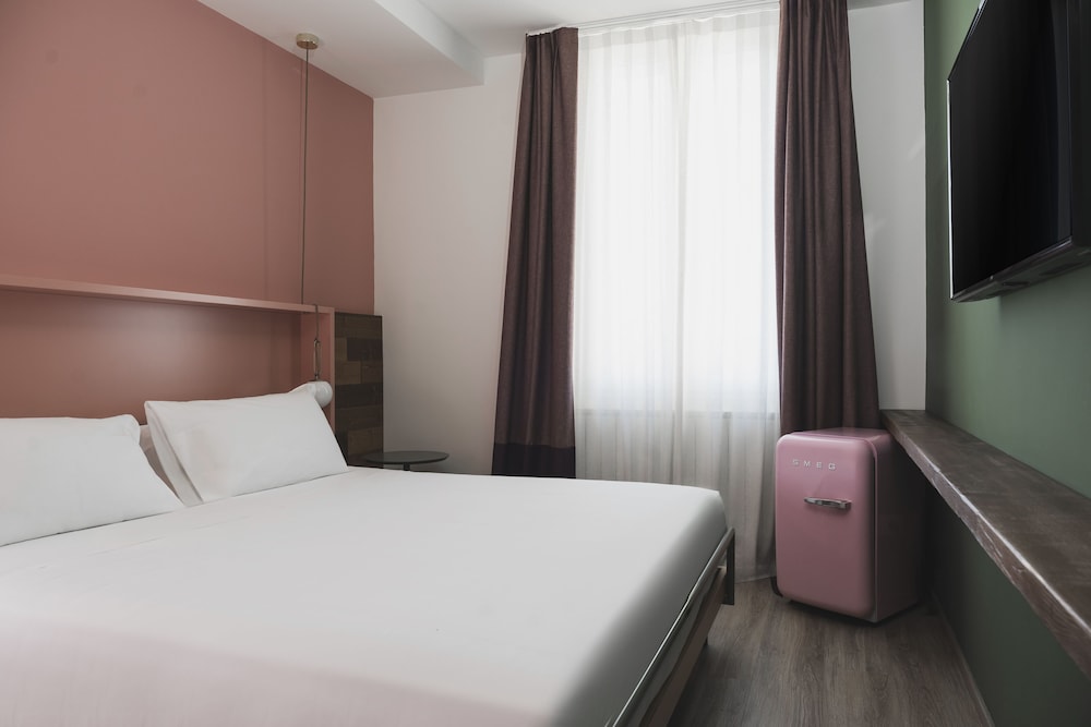 Deluxe Room, 1 Queen Bed, Accessible, City View photo 3