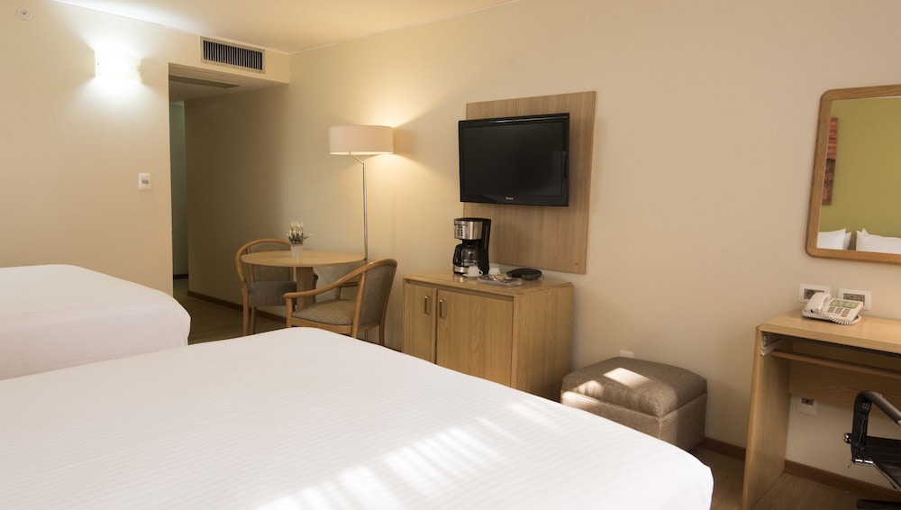 Standard Room, 2 Queen Beds, Smoking - Photo 6