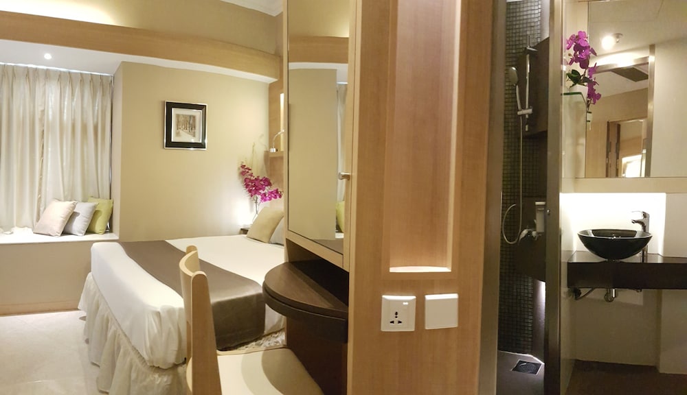 Room, Connecting Rooms (1 Queen Bed & 2 Single Beds) photo 3