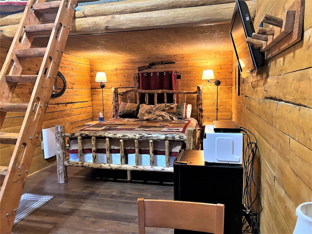 Eagle's Nest Cabin (Shared Restroom)