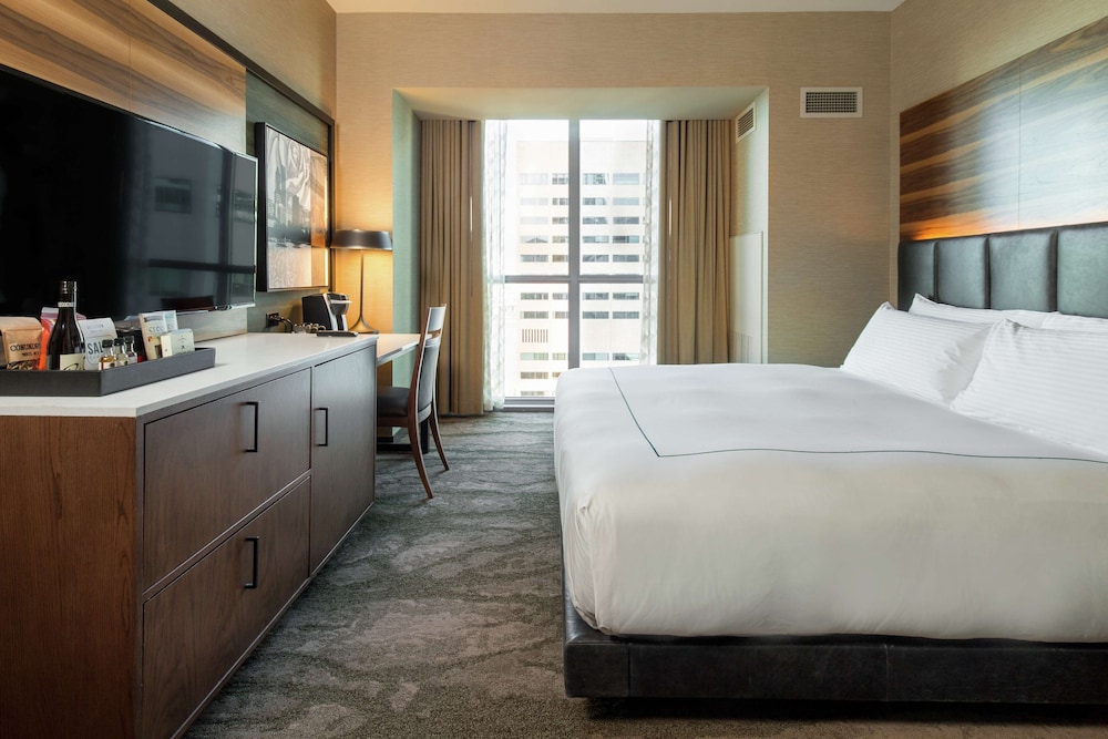 Room, 1 King Bed, Accessible, City View (Bathtub, Corner)