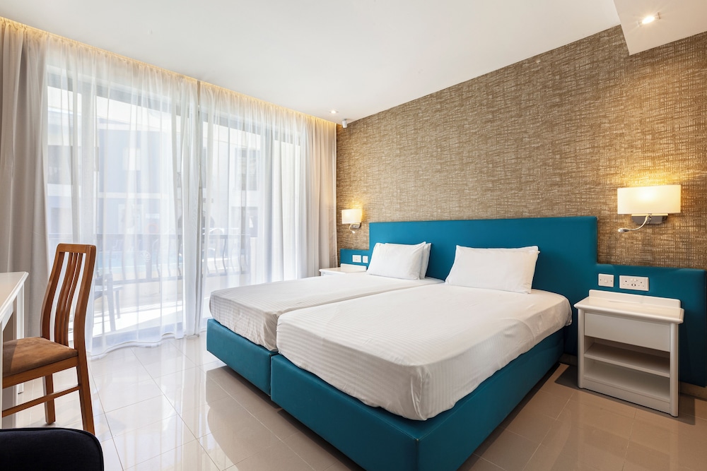 Standard Twin Room, Pool View - Photo 1