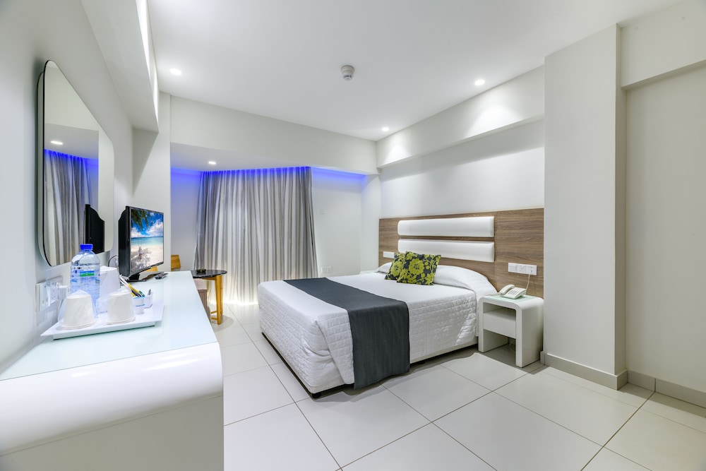 Deluxe Double or Twin Room (Inland View) - Photo 1