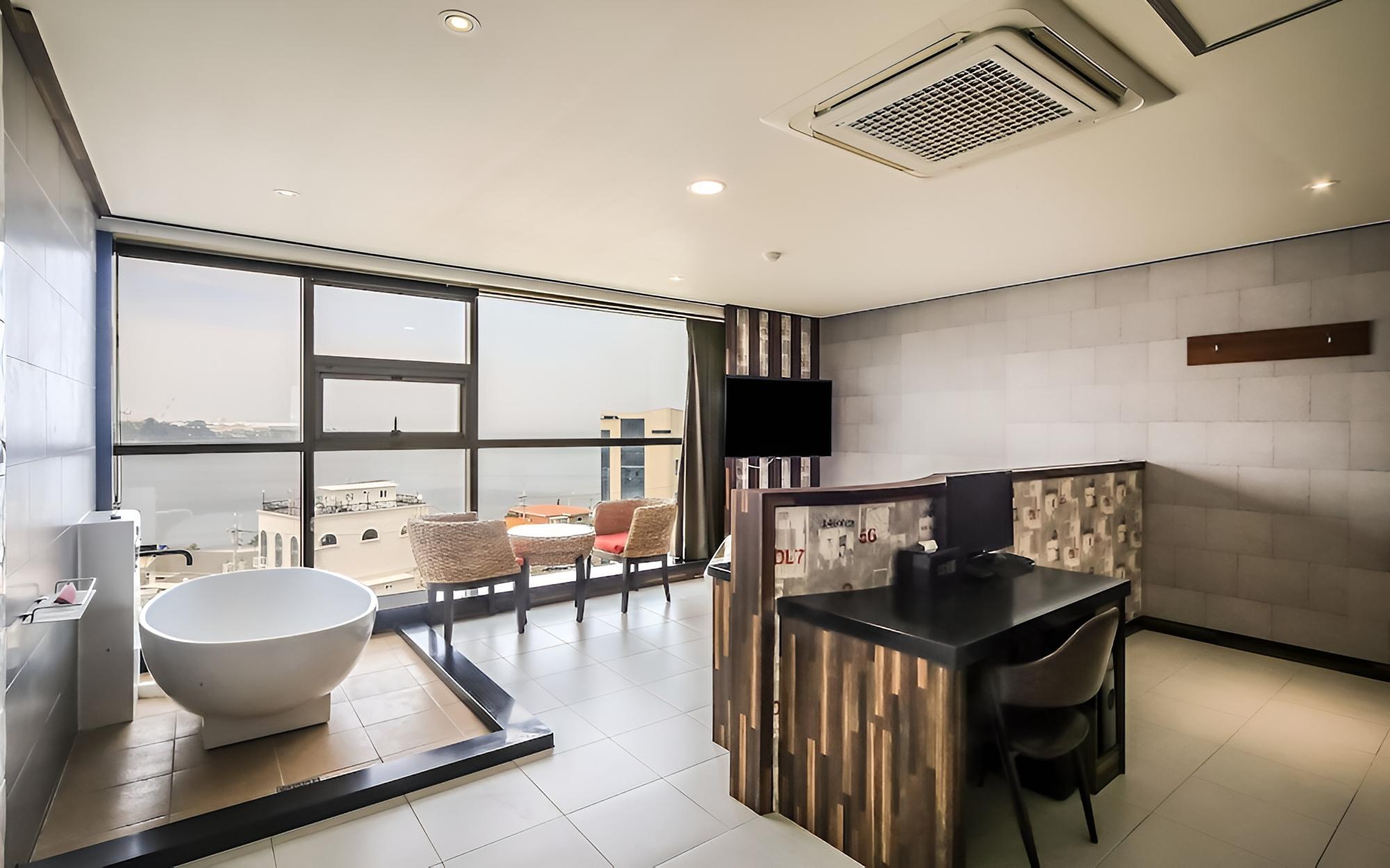 Room (VIP European Ocean View) - Photo 12