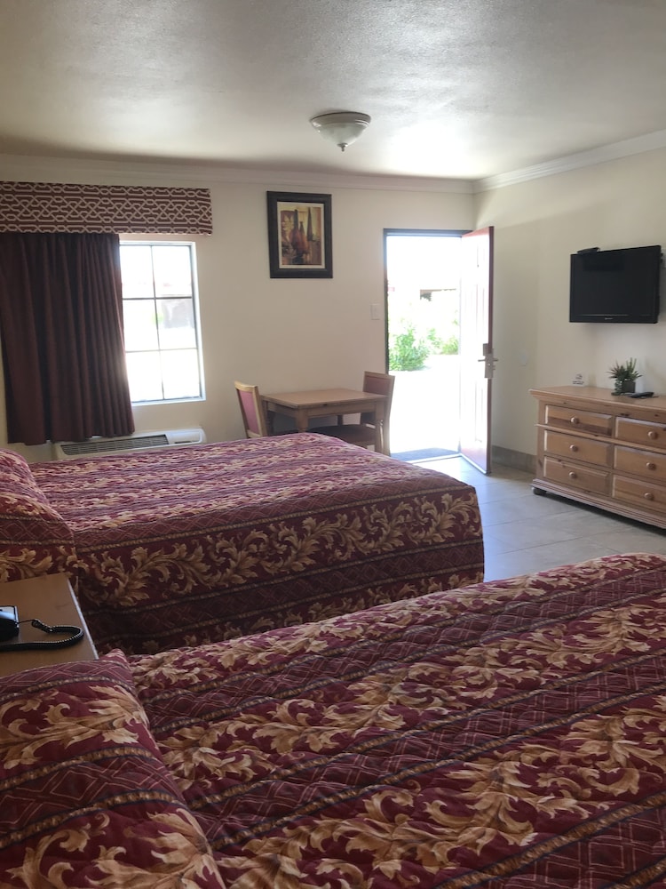 Standard Room, 2 Queen Beds photo 1