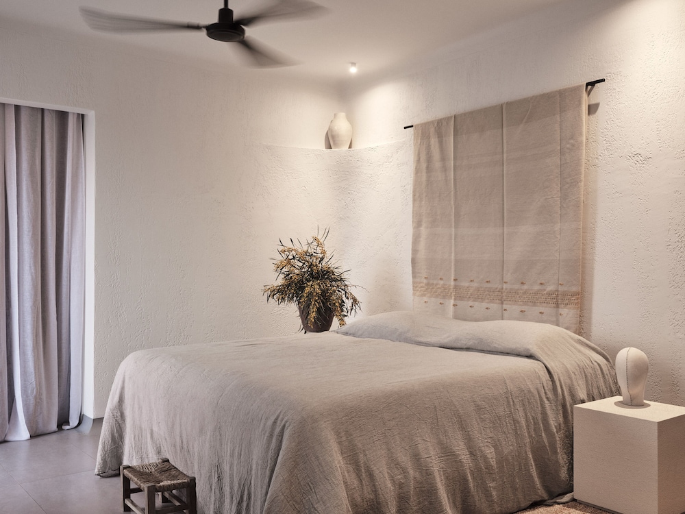 Bohemian Sunset & Sea View Suite with Outdoor Hot Tub