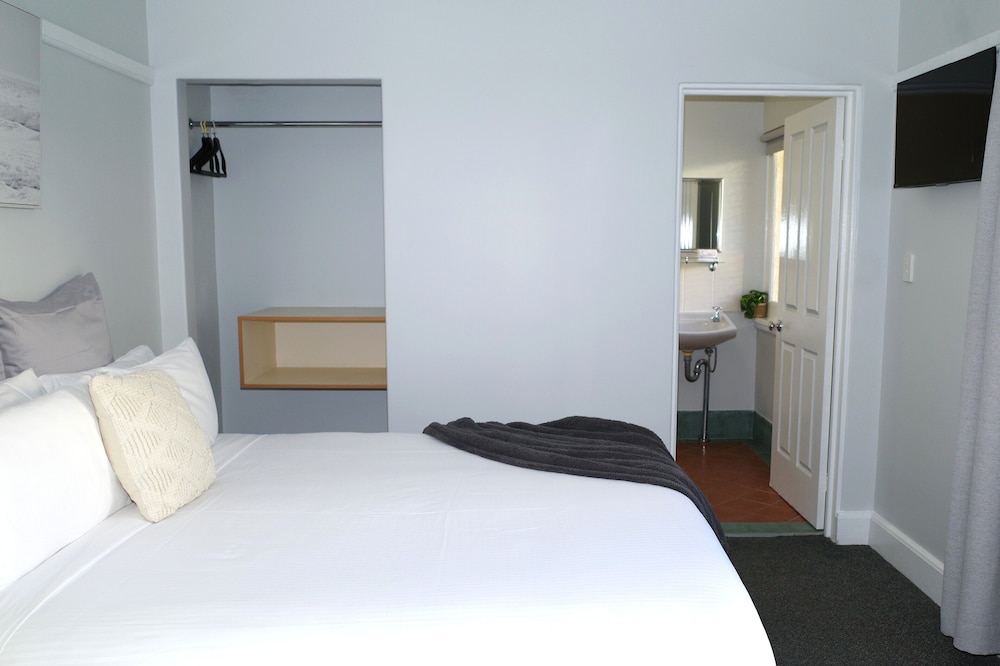 Signature Room, 1 King Bed, Balcony photo 3