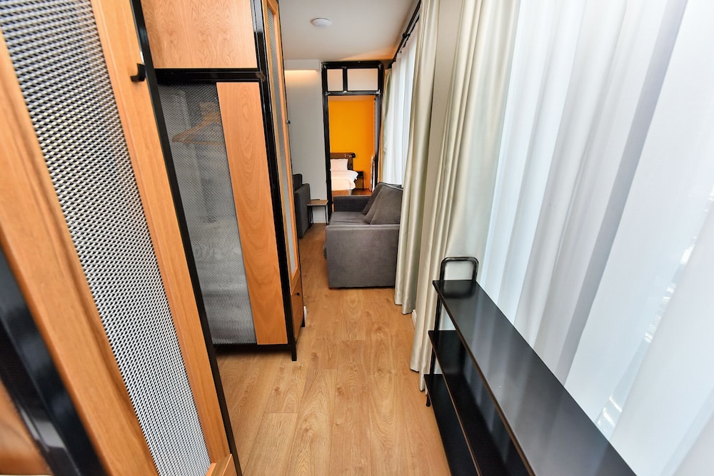 Suite, 1 Bedroom, Annex Building photo 2