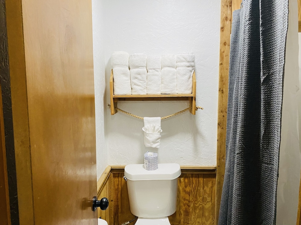 Deluxe Room, 1 King Bed, Non Smoking - Photo 10