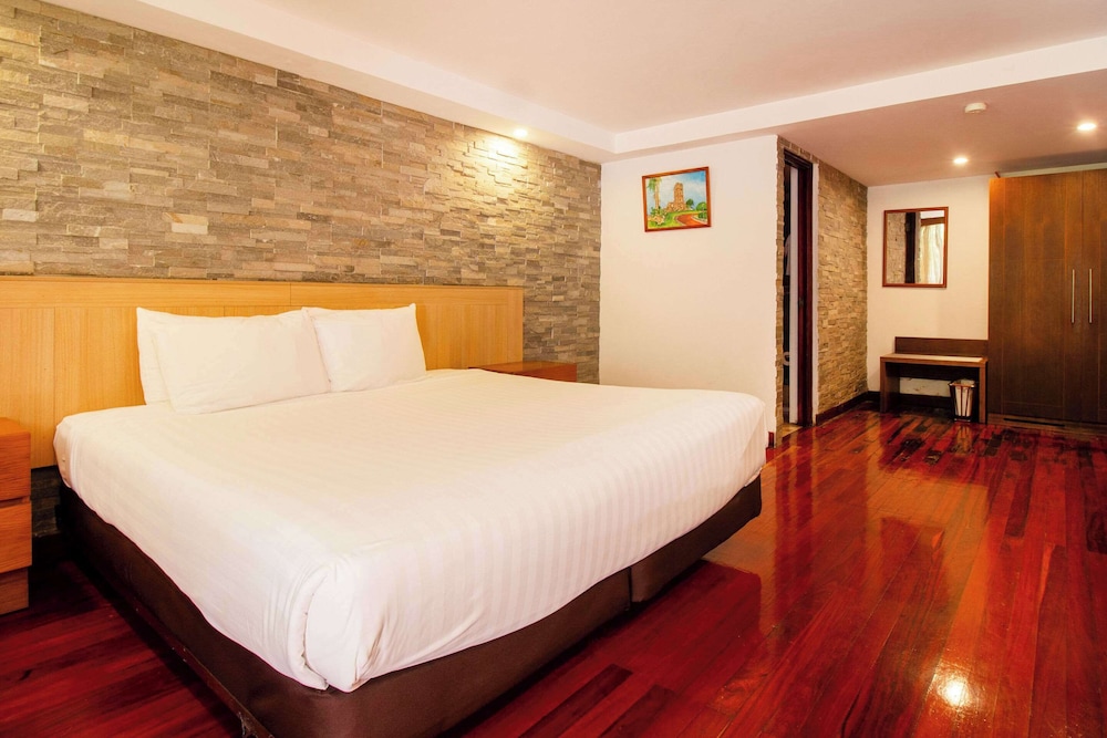 1 King Bed, Premium Room, Balcony - Photo 3