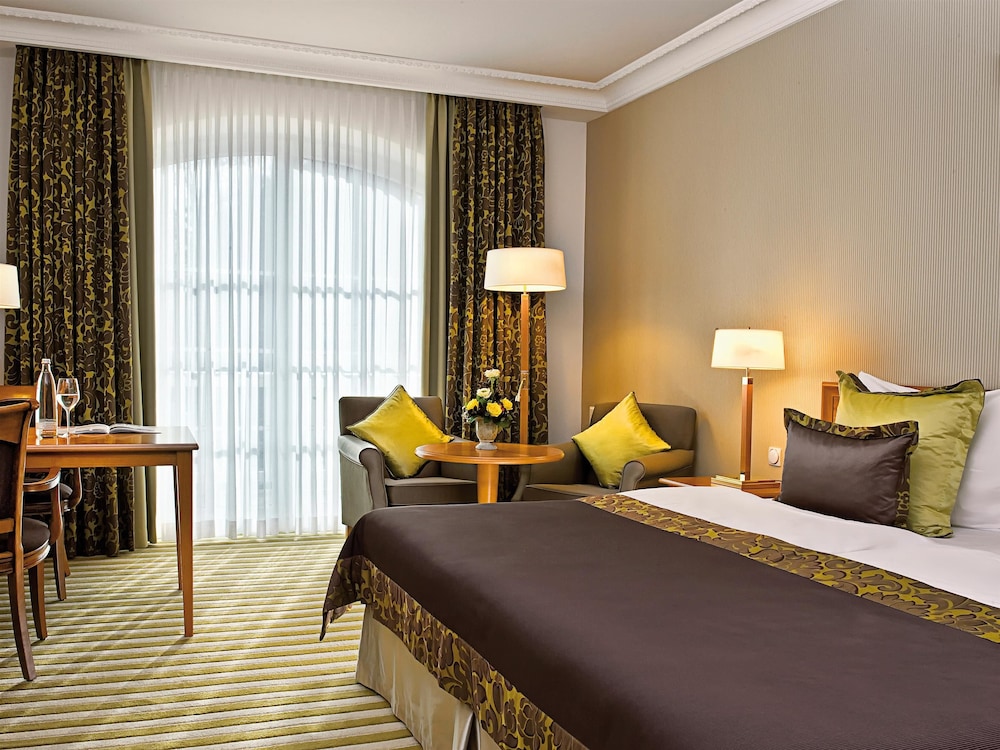 Double Room (Lateral Lake View)