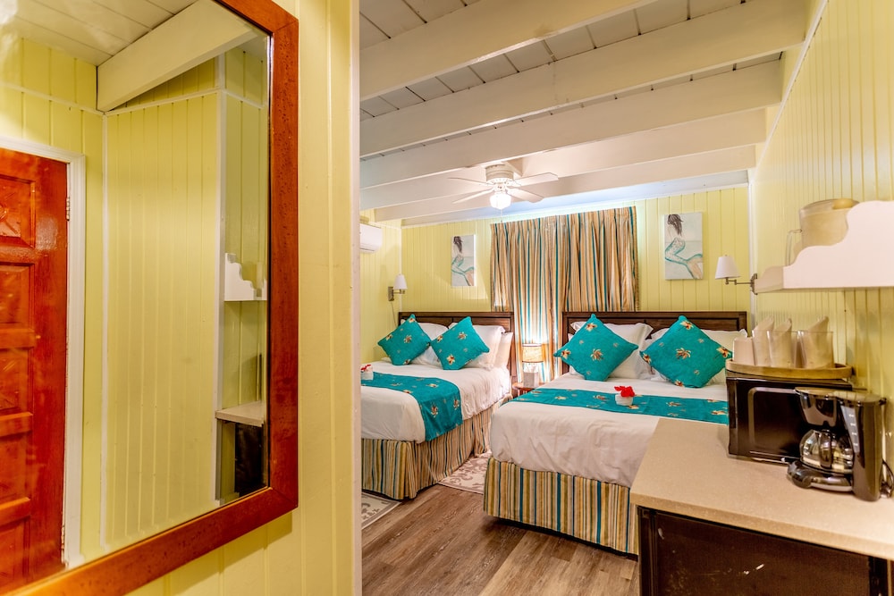 Basic Quadruple Room, 2 Queen Beds, Garden View (Tropical) photo 3