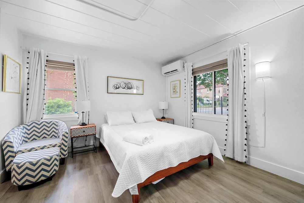 Studio Suite, 1 Queen Bed, Kitchen, Garden View (Chic City Retreat 87)