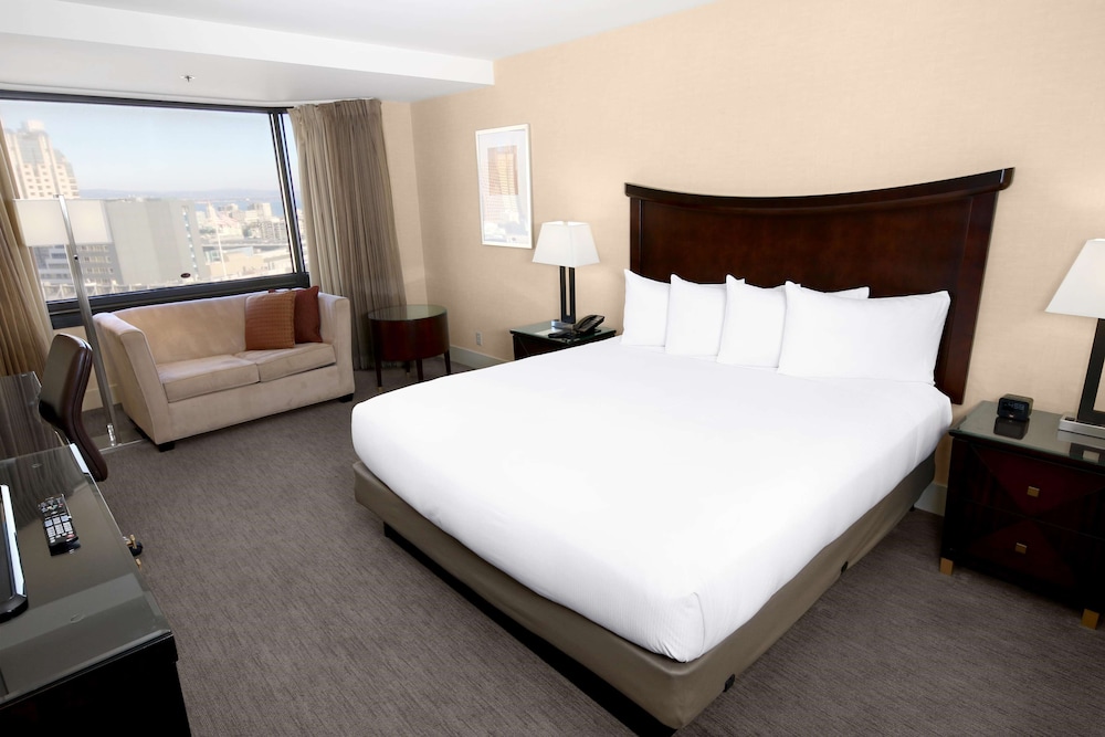 Room, 1 King Bed with Sofa bed (Deluxe View) - Photo 1