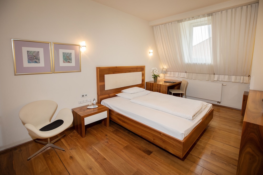 Business Single Room, 1 Queen Bed photo 2