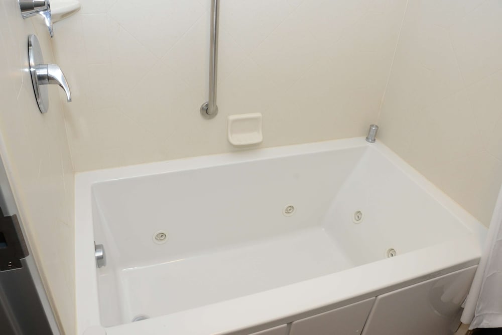 Suite, 1 King Bed, Non Smoking photo 2