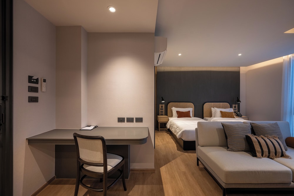 Signature Twin Room, Balcony, Courtyard View photo 3