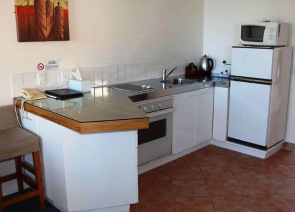 Sea View 1 Bedroom Suite, Ground Level (1 Double and 2 Single Beds) - Photo 5