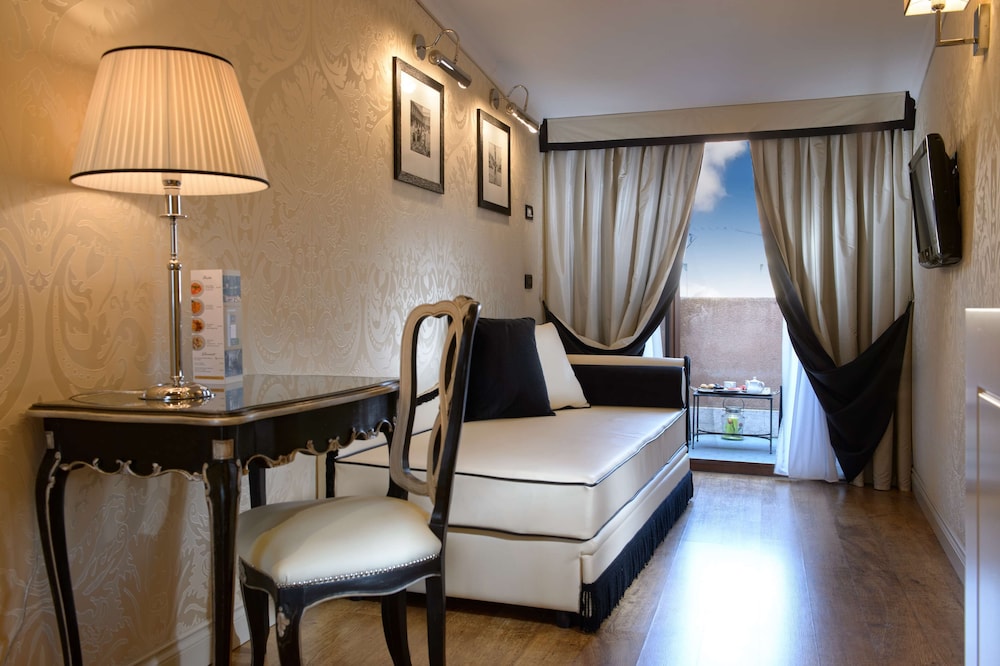 Premium Room, 1 Queen Bed, Non Smoking