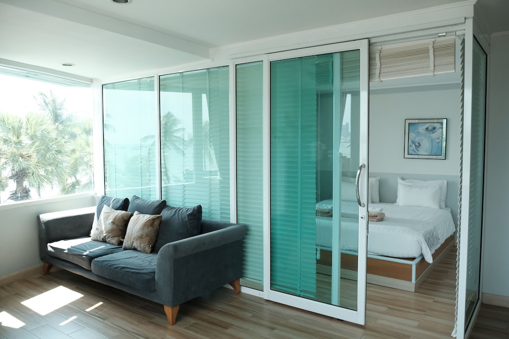 Family Suite Sea View thumbnail 5