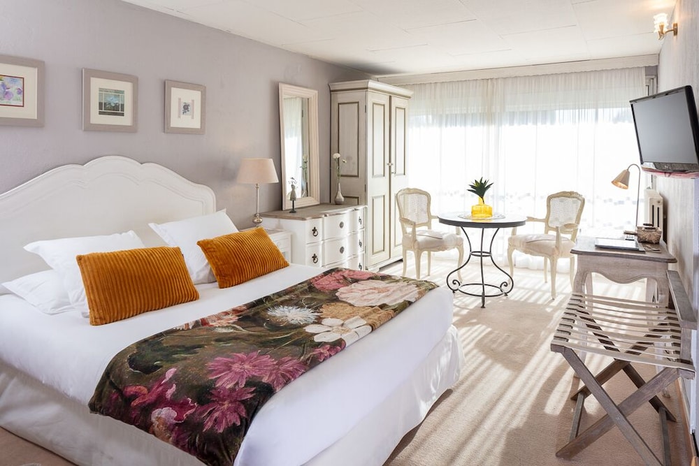 Standard Double or Twin Room, Ensuite photo 2