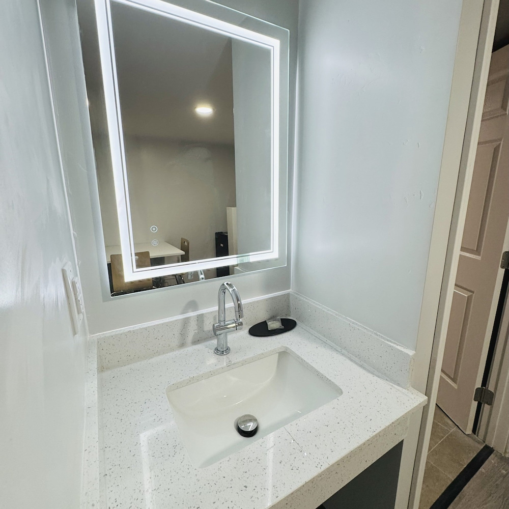 Deluxe Room, 1 King Bed, Roll-in Shower, Non Smoking photo 3