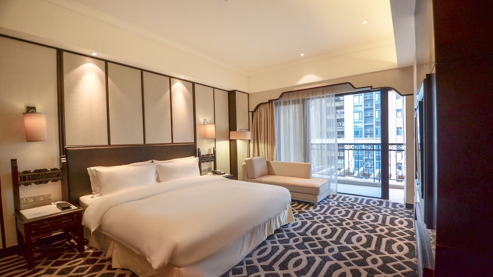 Standard Room, 1 King Bed, Balcony photo 1